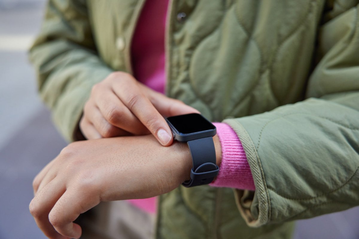 Comparative Analysis of Apple Watch Bands: Silicone vs. Leather - BugBands